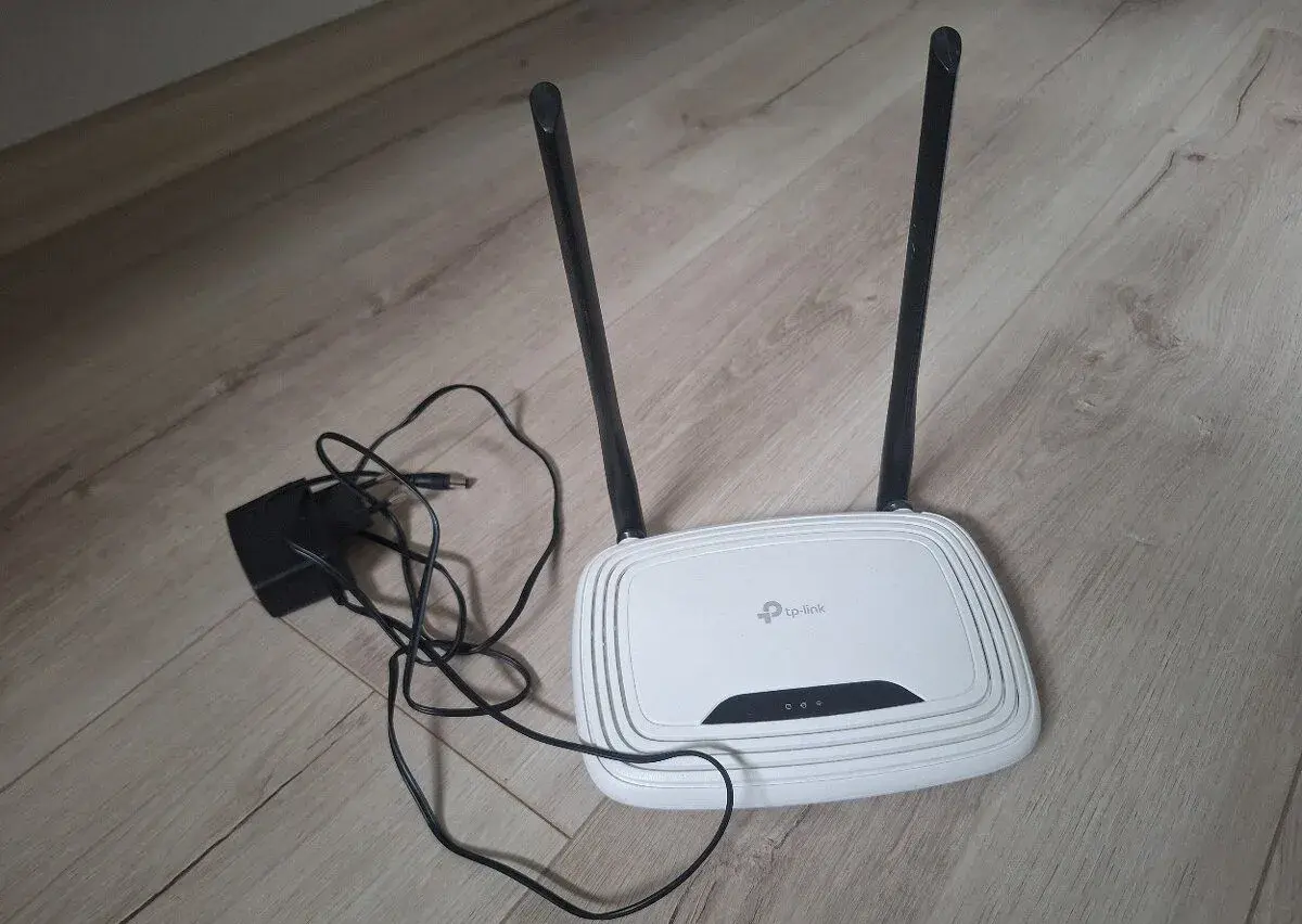 Spoľahlivý WiFi router TP-Link 300Mbps s adaptérom