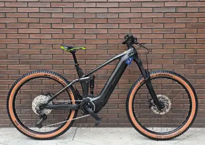 celoodpružený ebike Cube carbon