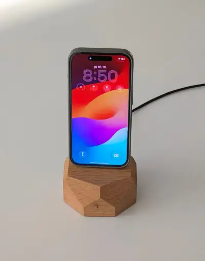 Oakywood drevený nabíjací USB-C stojan na telefón