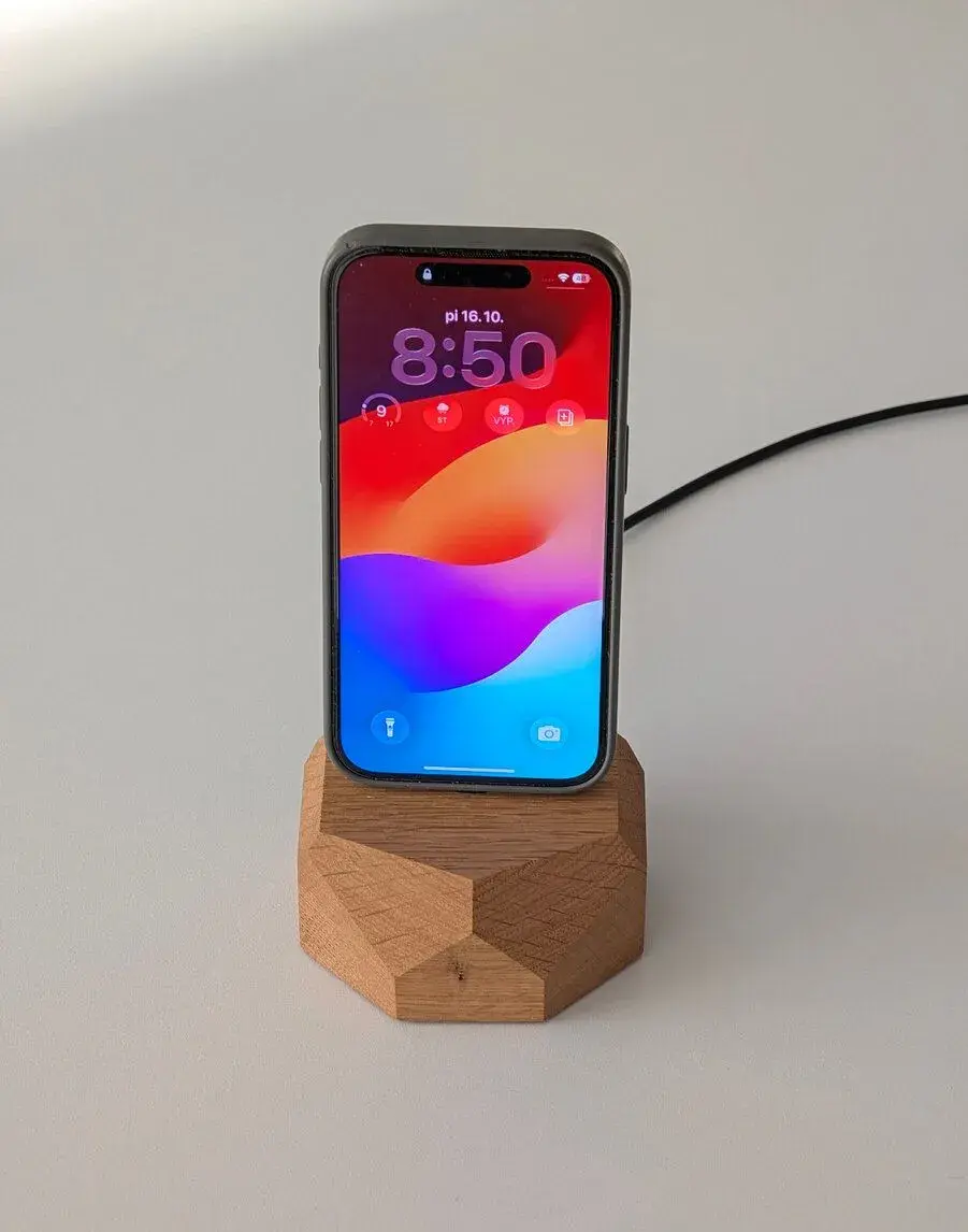 Oakywood drevený nabíjací USB-C stojan na telefón