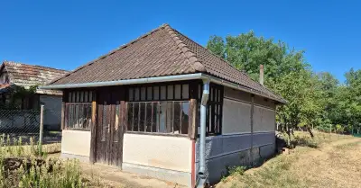 Dva viničné domčeky s 4 100 m2 pozemkami