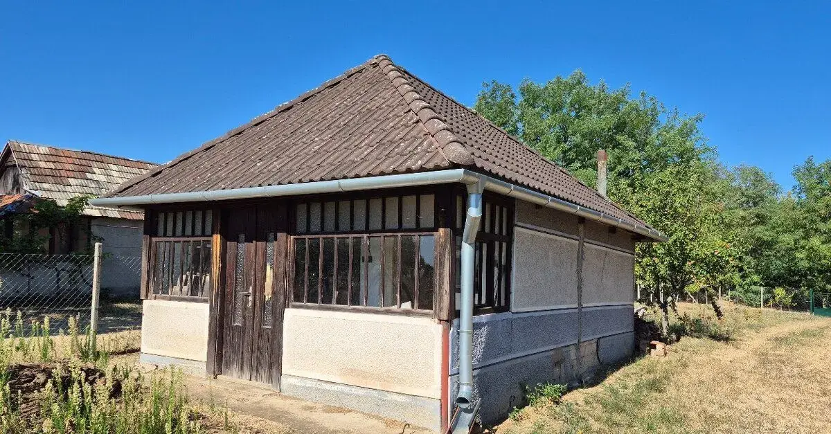 Dva viničné domčeky s 4 100 m2 pozemkami