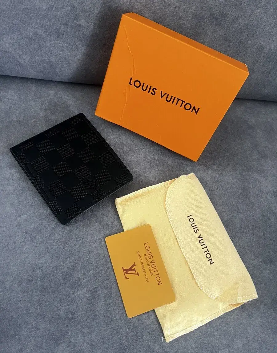Panska kozena penazenka Louis Vuitton v ciernej farbe