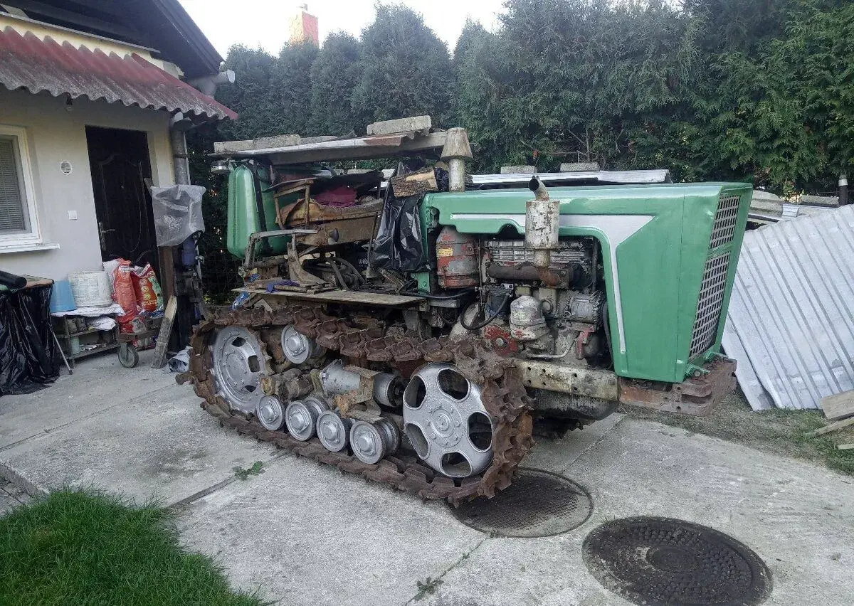 Pásový traktor