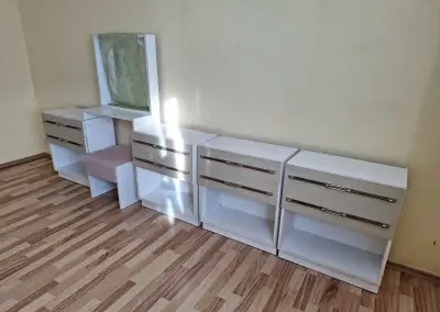 -nočné stolíky so spalne MOMOZA+zrkadlo a taburetka