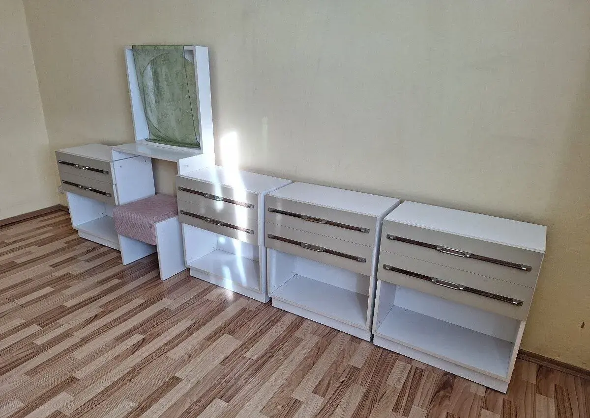 -nočné stolíky so spalne MOMOZA+zrkadlo a taburetka