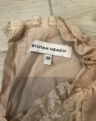 Kremove tricko Silvian Heach
