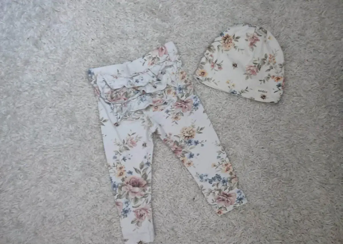 Newbie legíny s volánmi a NOVá čiapka, včielka a kvety