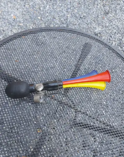 Komunisticku tubku na motorku bicykel