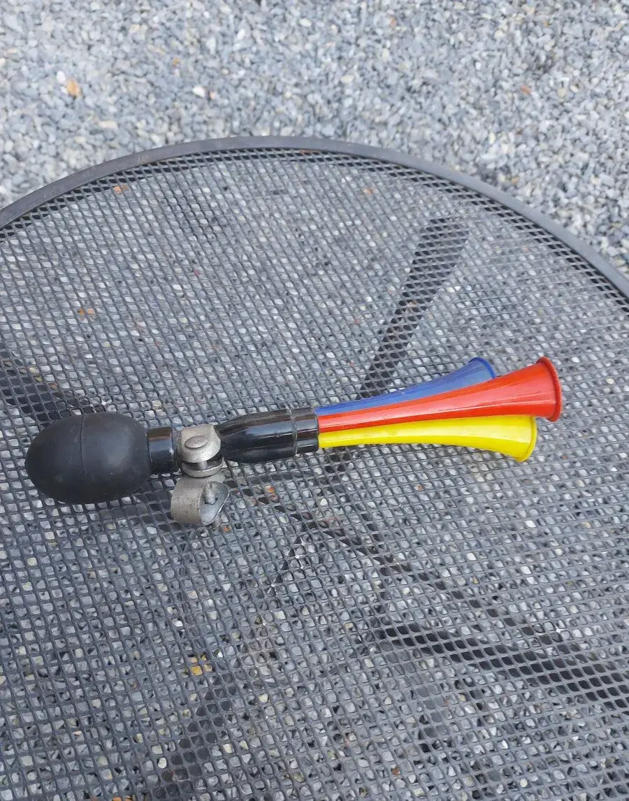 Komunisticku tubku na motorku bicykel