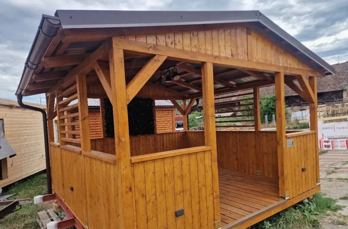 masívny drevený altánok 4 × 4 m