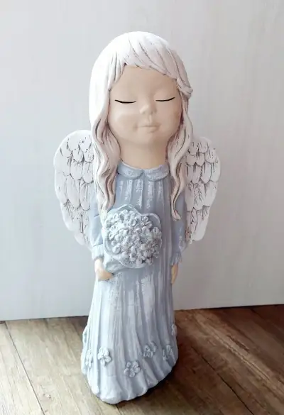 Keramický anjelik sivý s kytičkou 42 cm