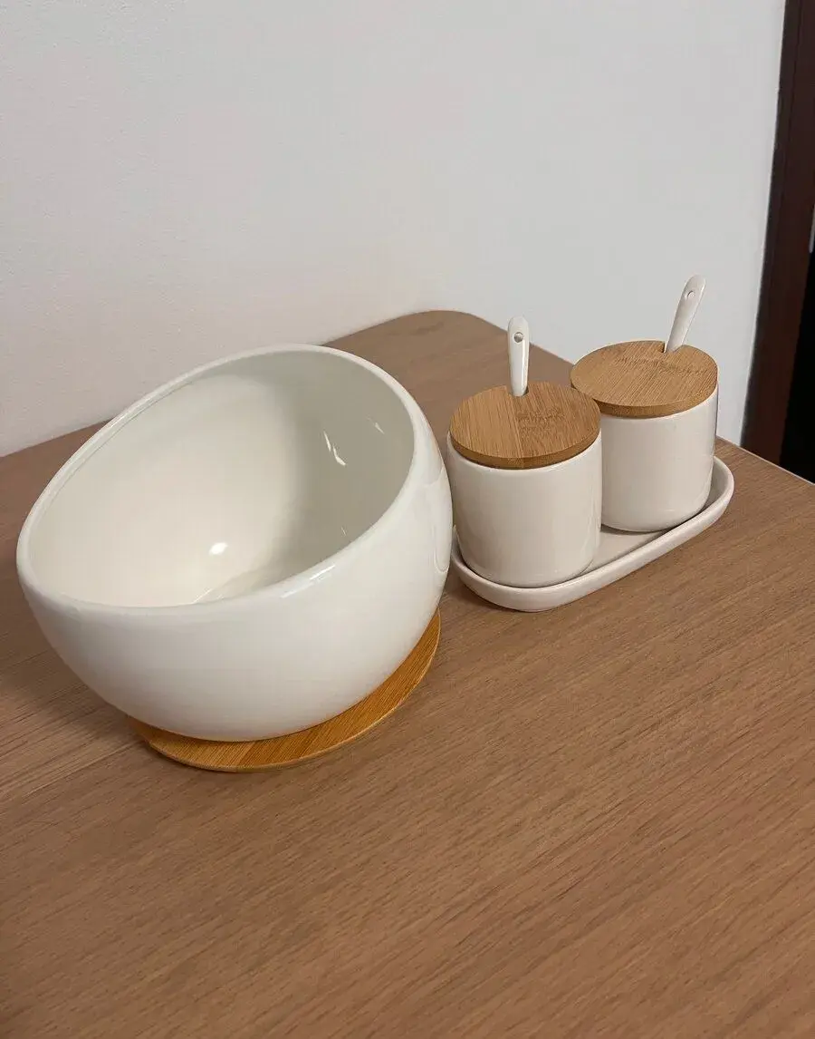 Velku porcelanovu salatovu misu a sadu cukorniciek