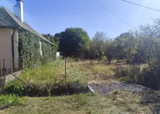 Slnečný stavebný pozemok 700 m² s prístupom z 2 strán – Veľk