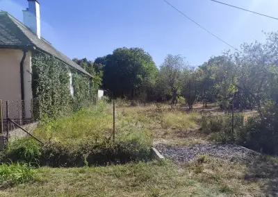 Slnečný stavebný pozemok 700 m² s prístupom z 2 strán – Veľk