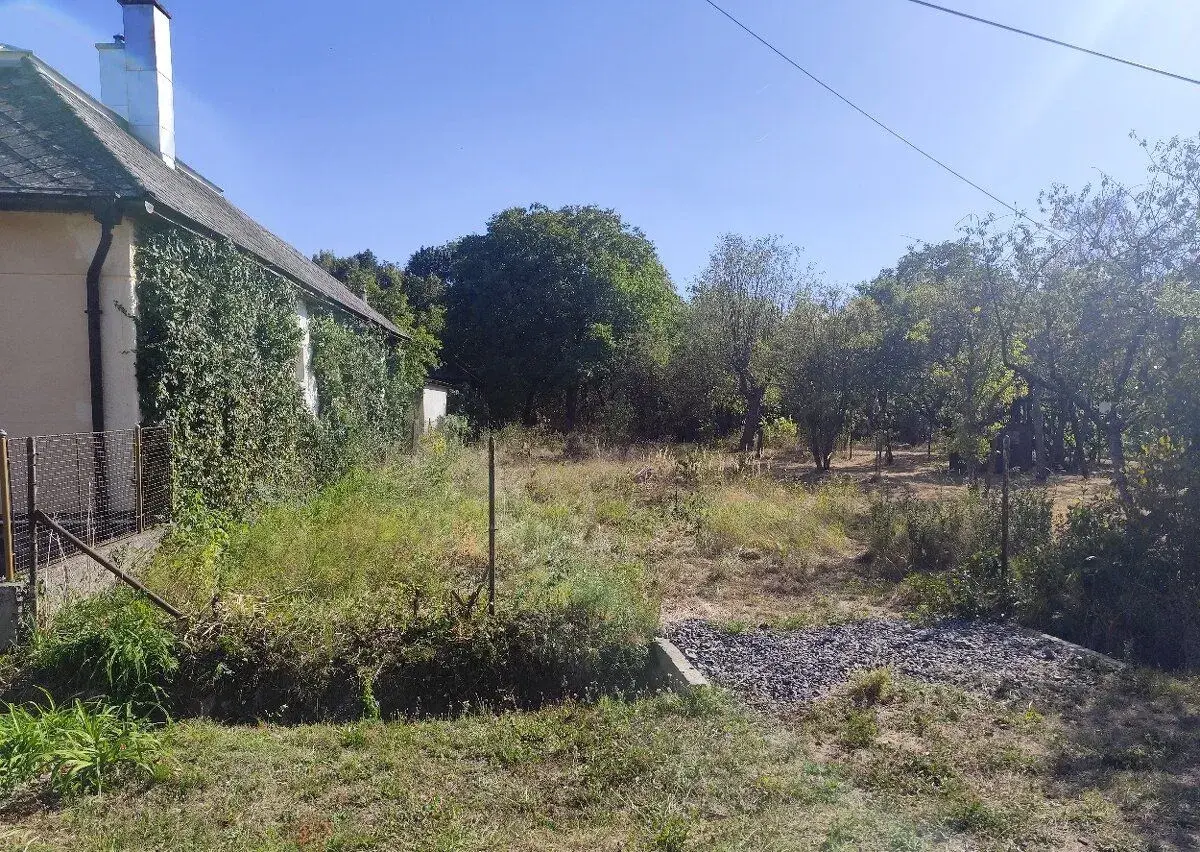 Slnečný stavebný pozemok 700 m² s prístupom z 2 strán – Veľk