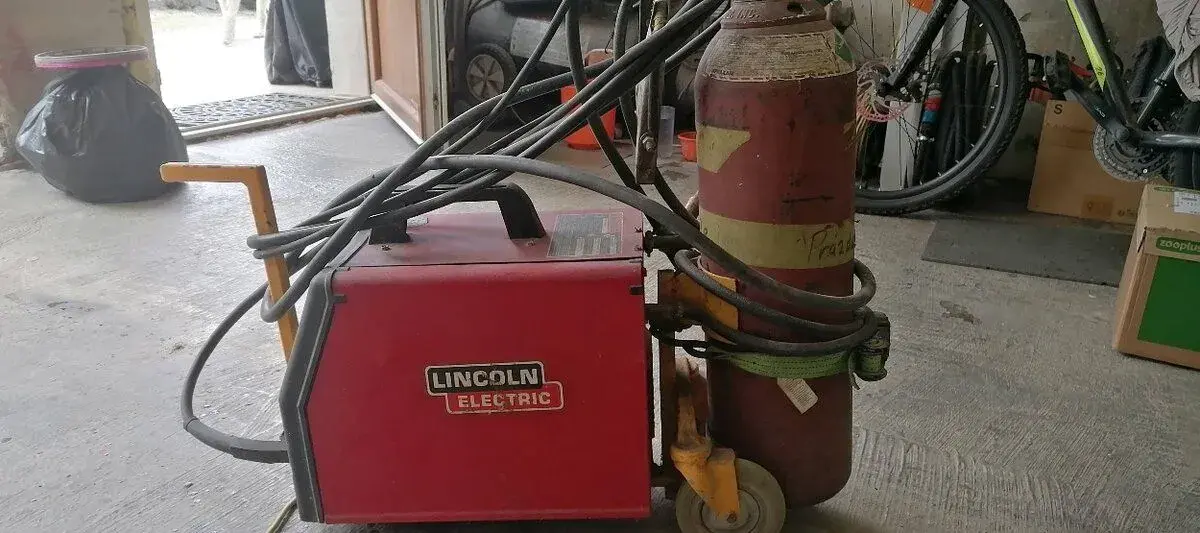 MIG zváračku Lincoln Electric SP-170 T+ plynová fľaša