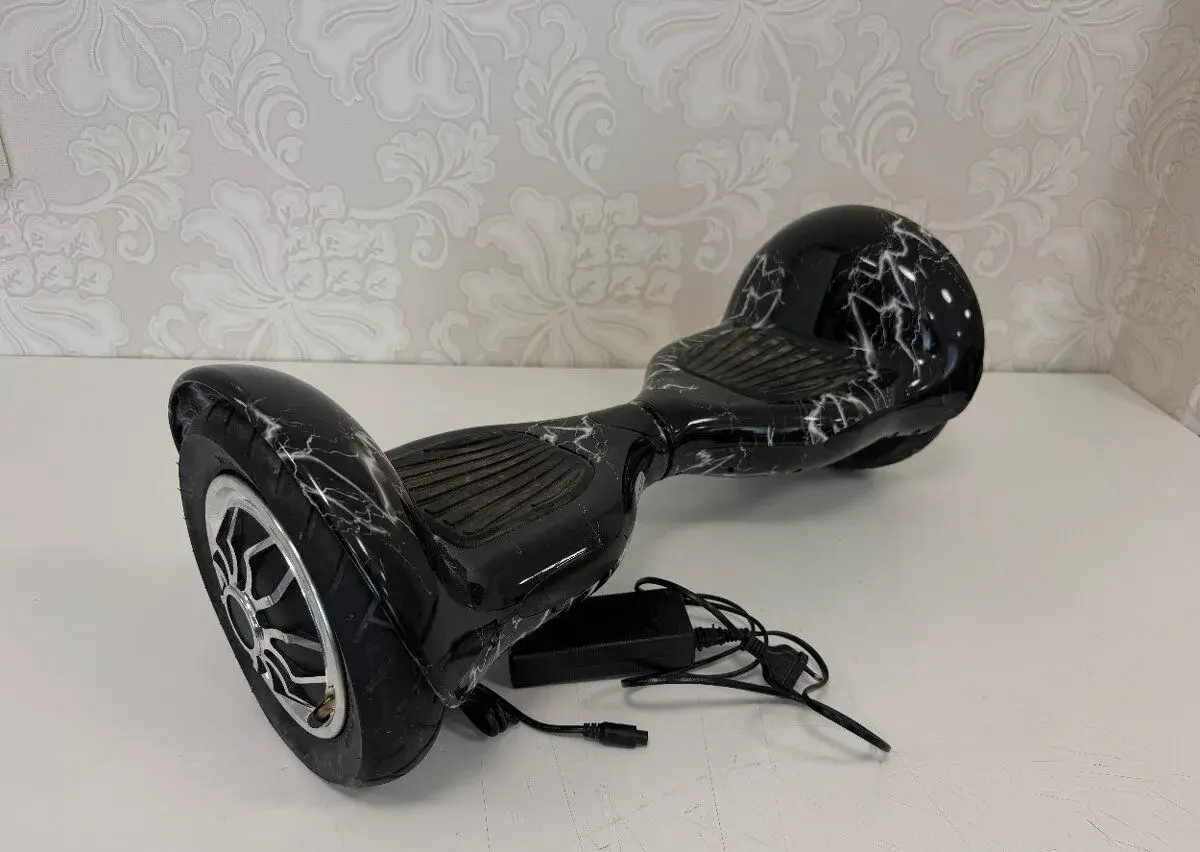 Hoveboard, nabíjačku a tašku na prenos.