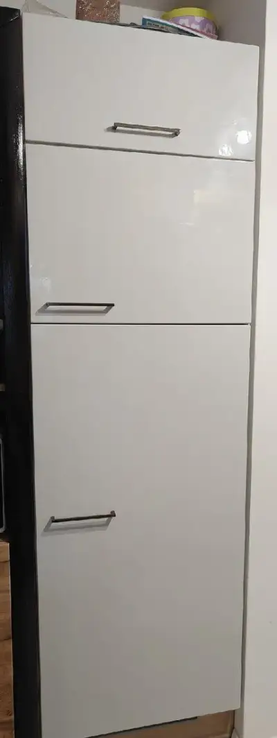 (Rezervované) Vstavaná chladnička so skrinkou