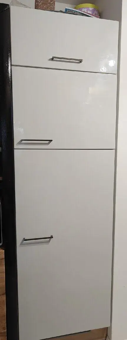 (Rezervované) Vstavaná chladnička so skrinkou