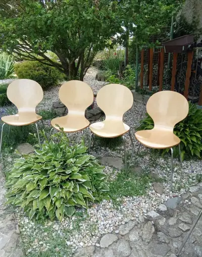 Stoličky.