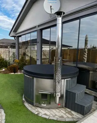 Drevená kúpacia kaďa s vírivkou a nerezovou pieckou –Jacuzzi