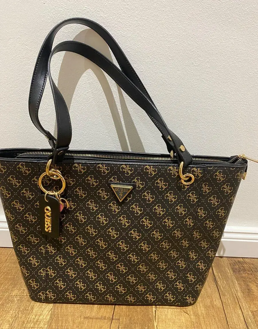 Kabelka s motivom Guess