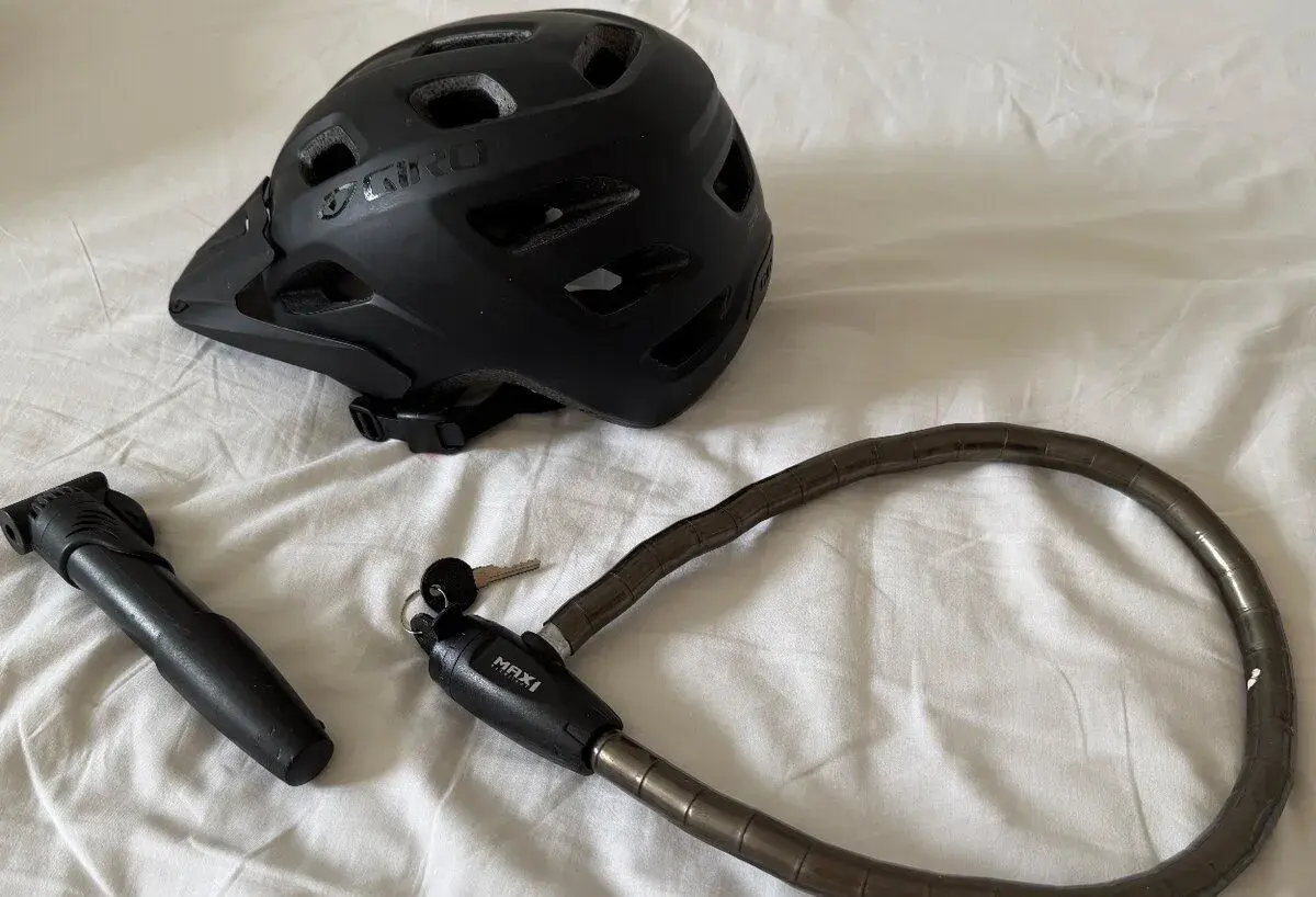 GIRO čierna unisex cyklistická prilba+zámok+pumpa za 30€