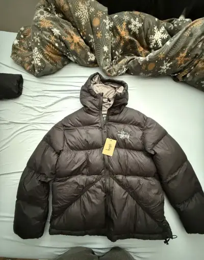 Stüssy Ripstop Down Puffer Jacket v čiernej farbe