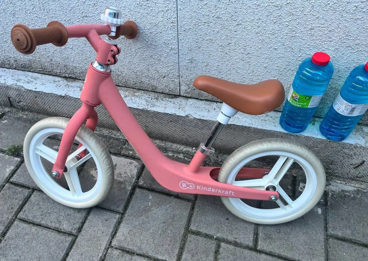 Detské balančné odrážadlo Kinderkraft Fly Plus – ružové