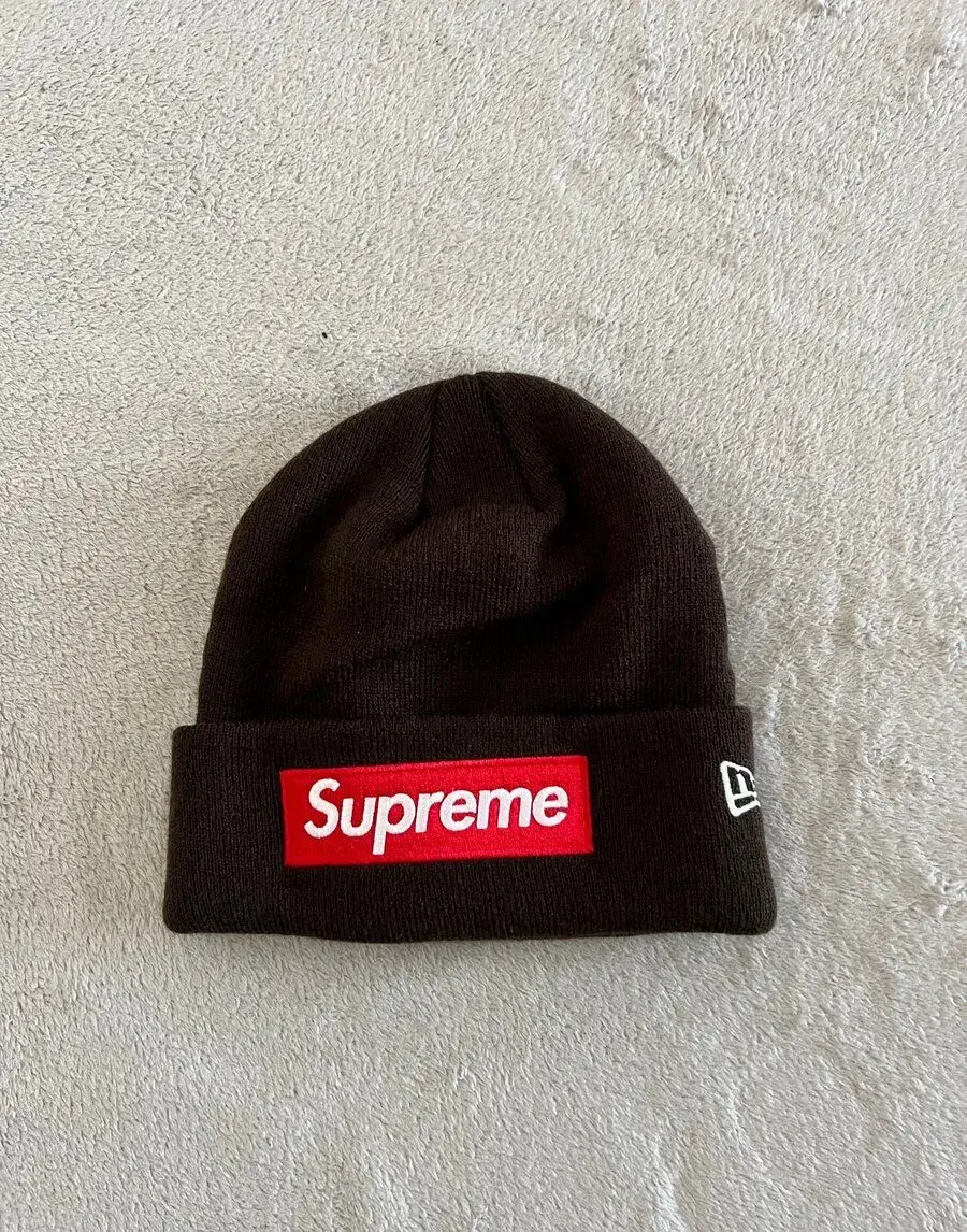 Supreme x New Era čiapka.