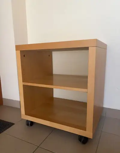 Stolík/knižnička na kolieskach