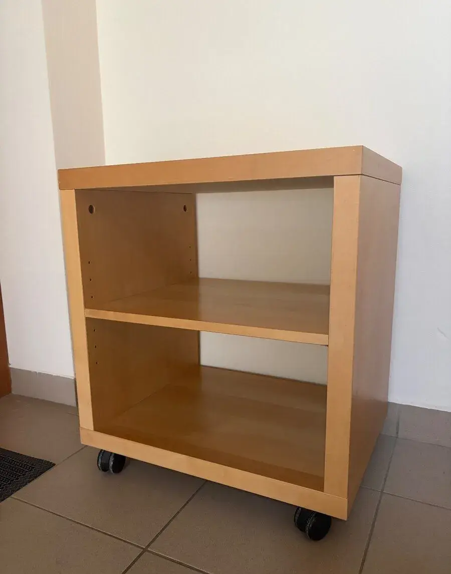 Stolík/knižnička na kolieskach