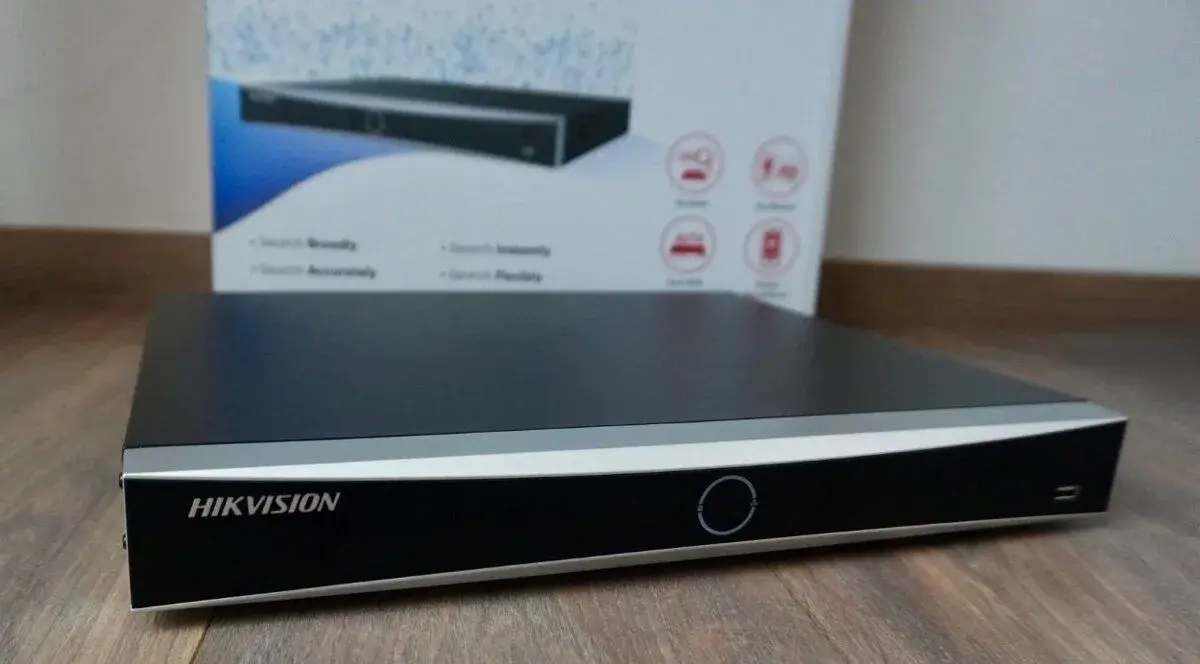 Hikvision DS-7608NXI-I2/8P/VPro-AcuSeek záznamník +8TB HDD