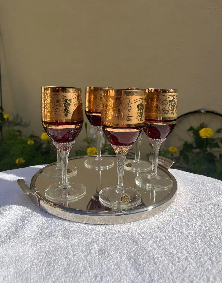 Rubinove pohare s oroplastikou na vino