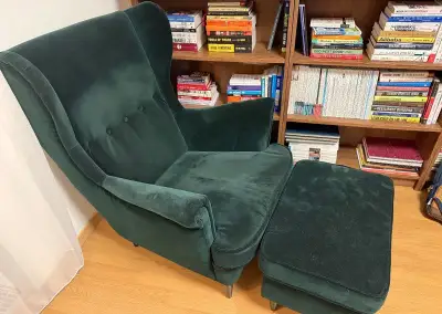 IKEA STRANDMON kreslo s taburetkou – tmavozelené