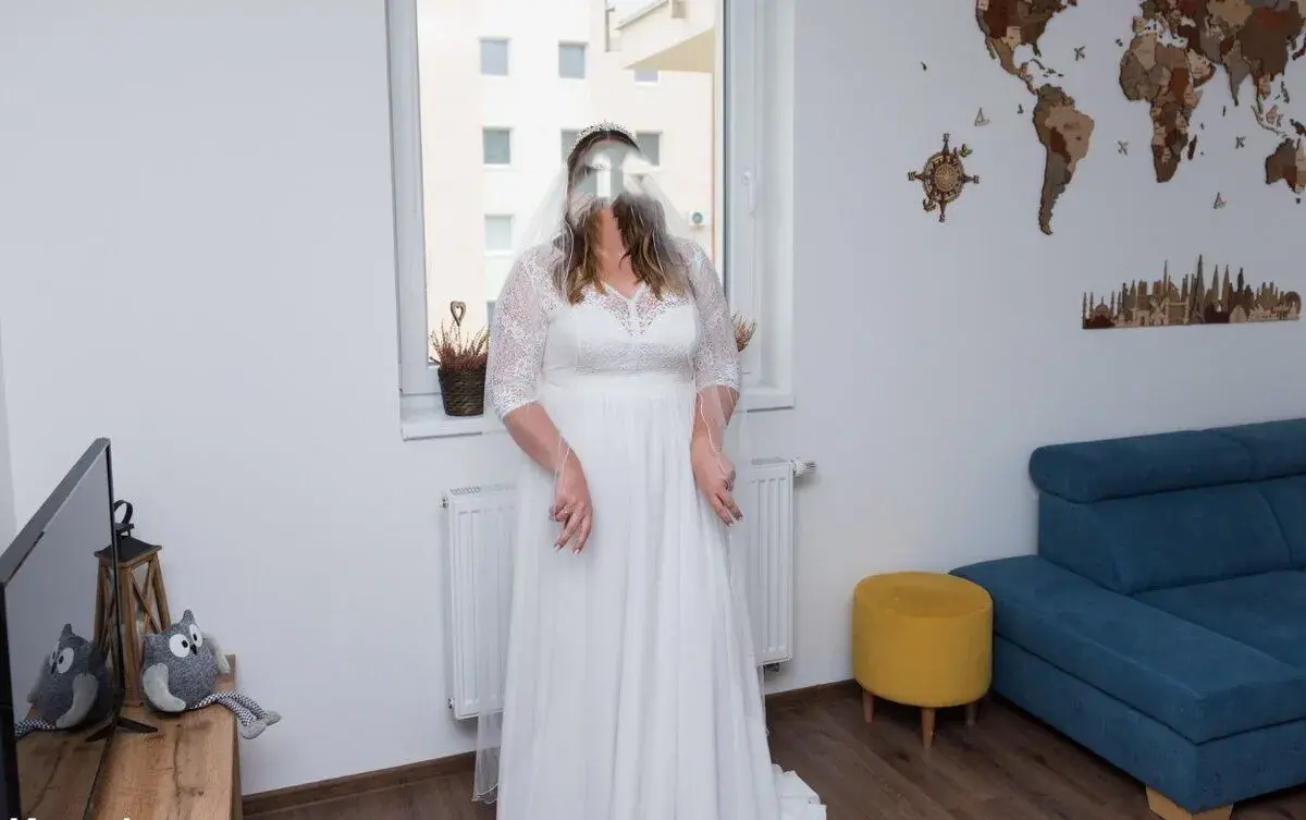 Svadobné šaty, závoj a korunku do vlasov