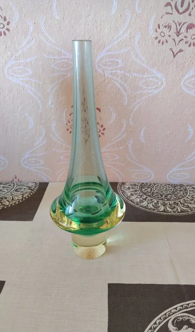 Retro váza z hutného skla
