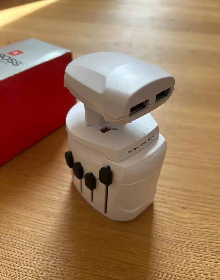 Cestovný adaptér SKROSS PRO pre celý svet + 2x USB