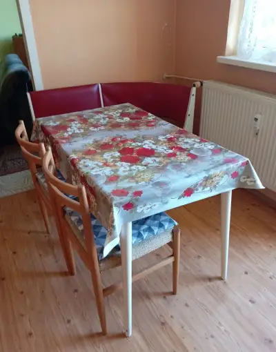 Rohová lavica, jedálenský stôl a stoličky