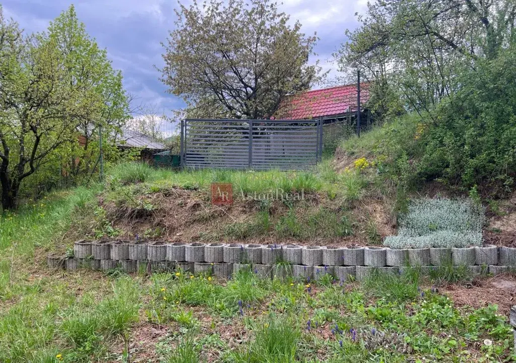 PREDAJ: Záhrada, rozlohou 392 m2 nad Tulskou - Banská Bystri