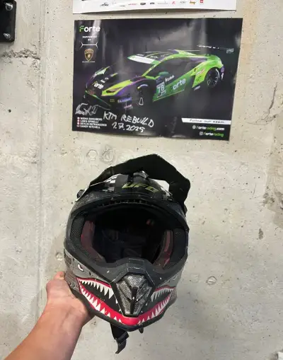 Prilba ufo plast