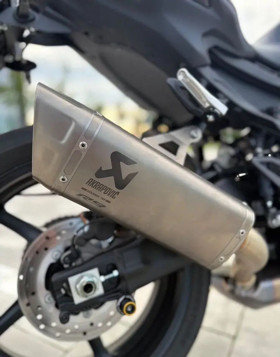Homologovaný laděný výfuk AKRAPOVIČ - YAMAHA R9