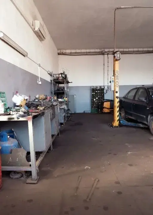Prevádzková budova-AUTOSERVIS na predaj vo Veľkých Úľanoch