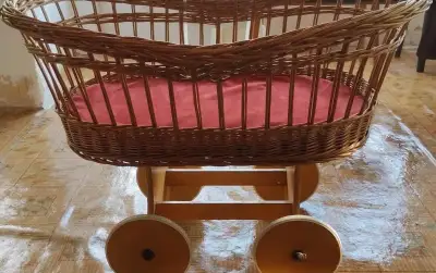 Mojžišov kôš prútený na kolieskach