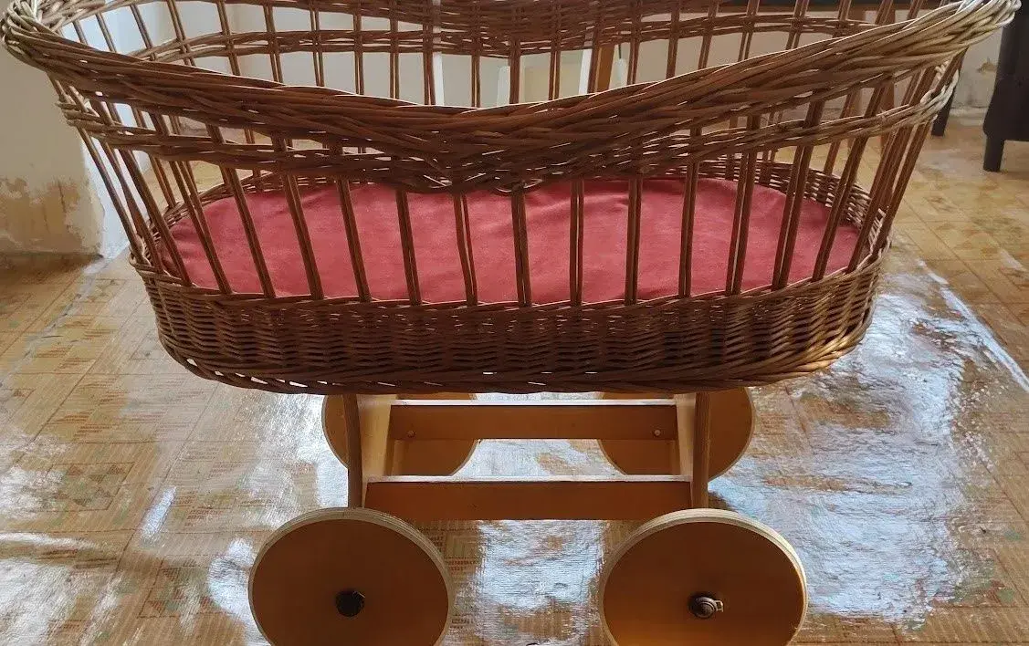 Mojžišov kôš prútený na kolieskach