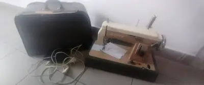 Šijací stroj lucznik, nastavený prečisteny. Šije dobr