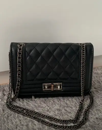 Elegantná čierna kabelka
