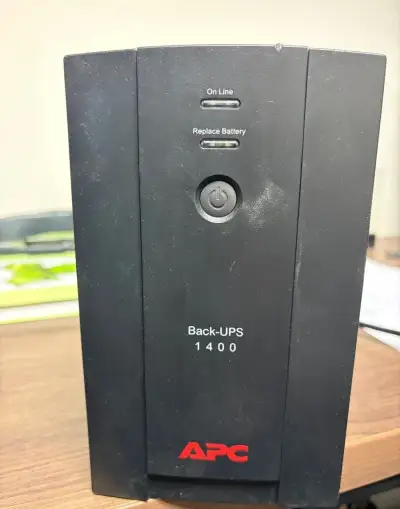 Záložný zdroj APC Back-UPS 1400 – 1400 VA / 700 W