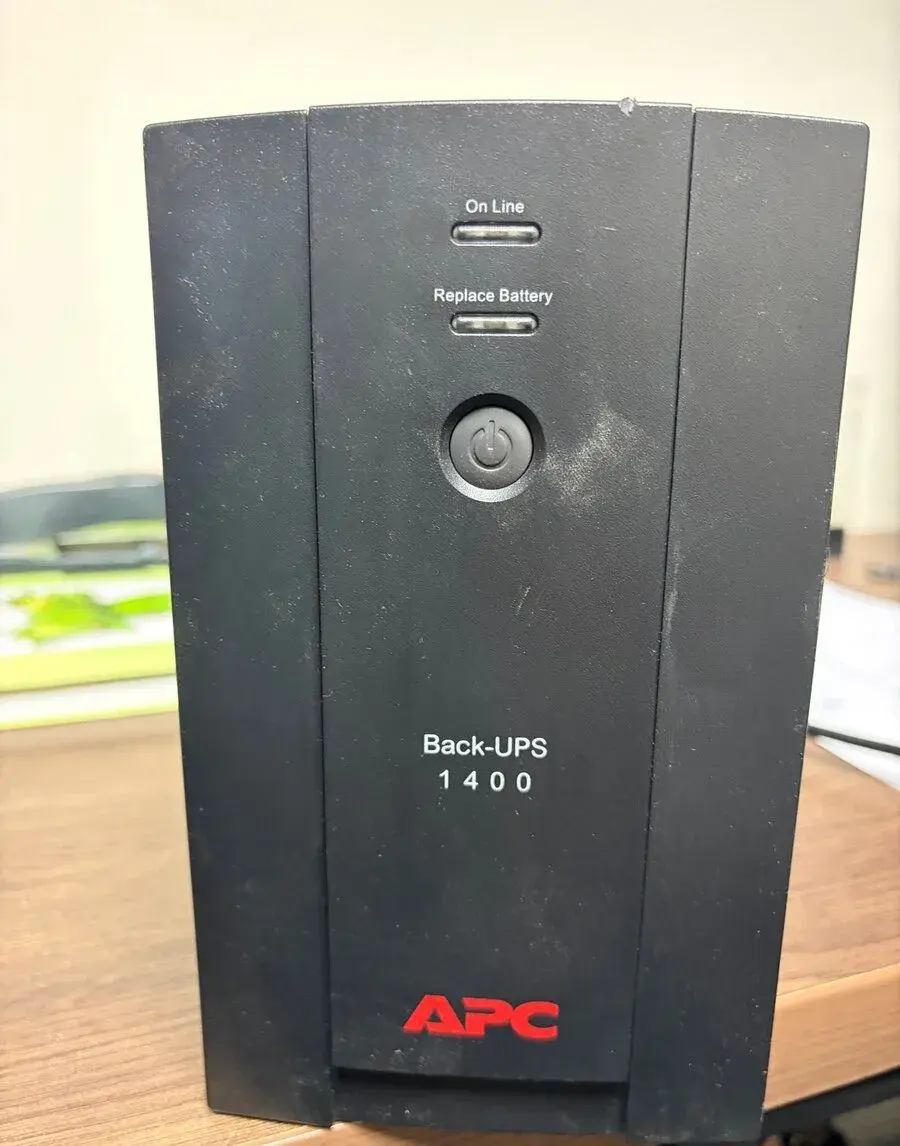 Záložný zdroj APC Back-UPS 1400 – 1400 VA / 700 W